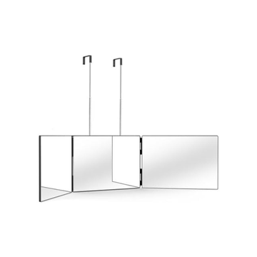 מראה לתספורת עצמית נתלת על הדלת